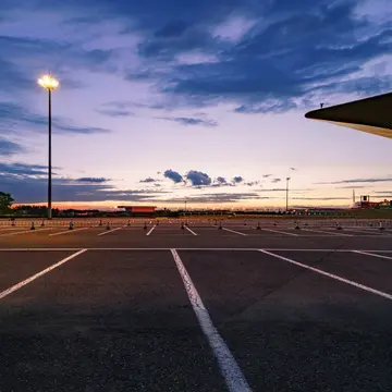 Een les in gebed op een vieze parkeerplaats